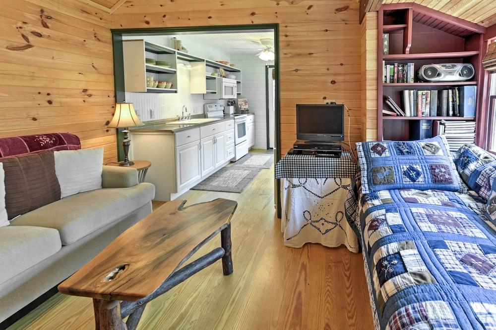 Bolton Landing Cottage: Walk to Lake George!