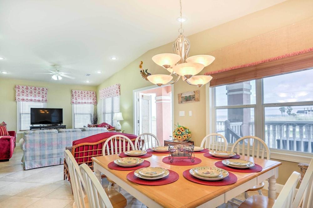 Gulf Shores Family Home w/ Deck, Walk to Beach!