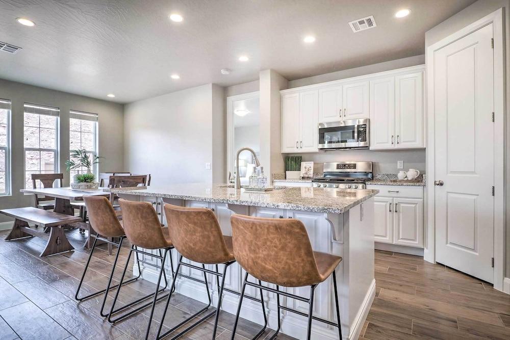 Red Cliff Views & Community Perks: Utah Townhome