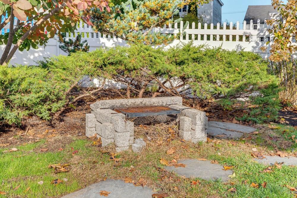 Kennebunk Cottage w/ Yard < 1 Mi to Beach!