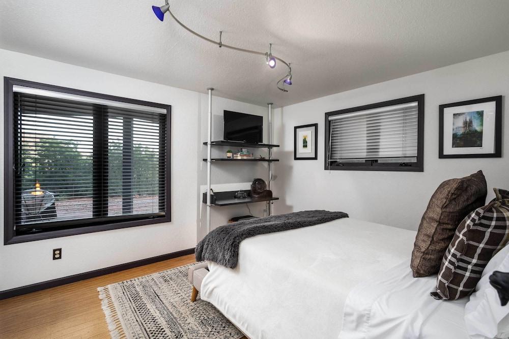 Outdoor Entertaining Space: Seonda Mtn-view Home