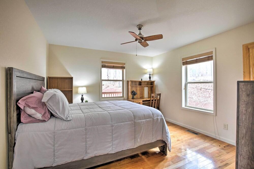 Cozy Hayesville Retreat w/ Deck & Mtn Views!