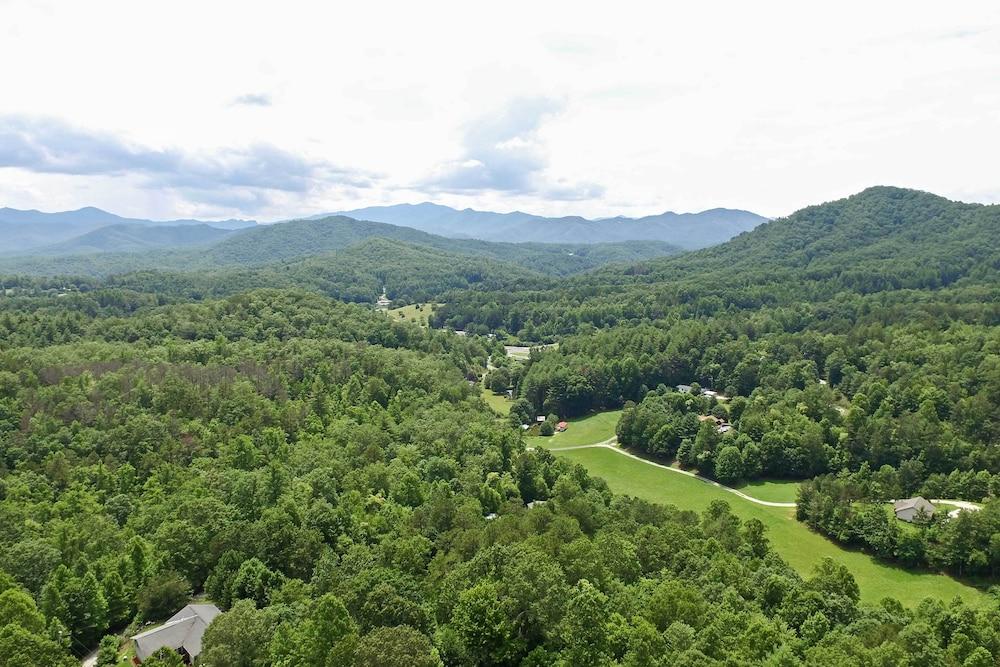 Bryson City Cabin w/ Hot Tub, Views & Pool Table!