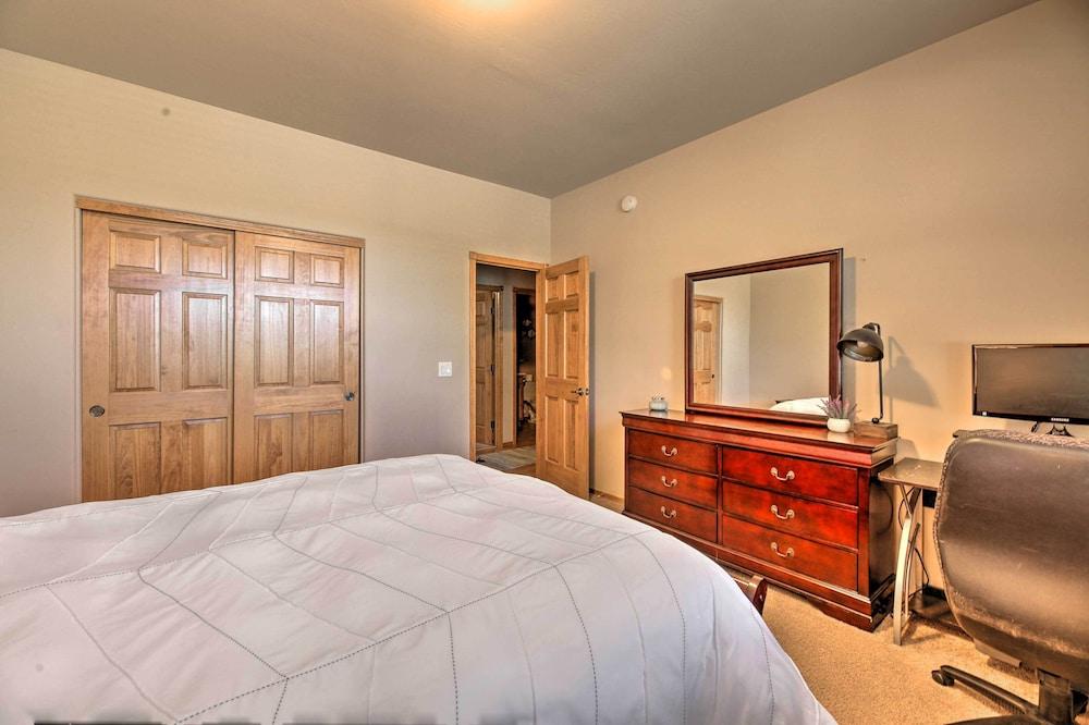 Sunny Show Low Home: Deck, BBQ & Golf Course Views