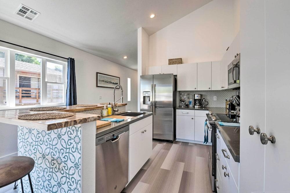 Modern Midtown Haven w/ Garage: Mt Rose Day Trips!