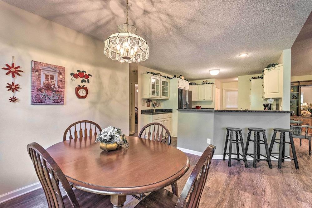 < 2 Mi to Lake Coronado: Apt w/ Grill!