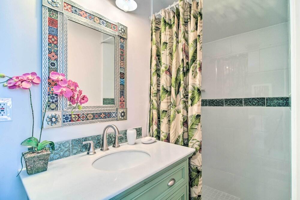 Vibrant Sarasota Studio < 1 Mile From the Beach!