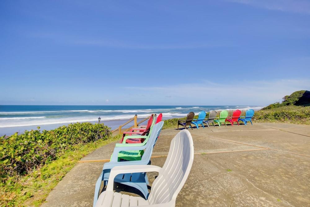 Resort Lincoln Condo w/ Ocean Views & Pool Access!