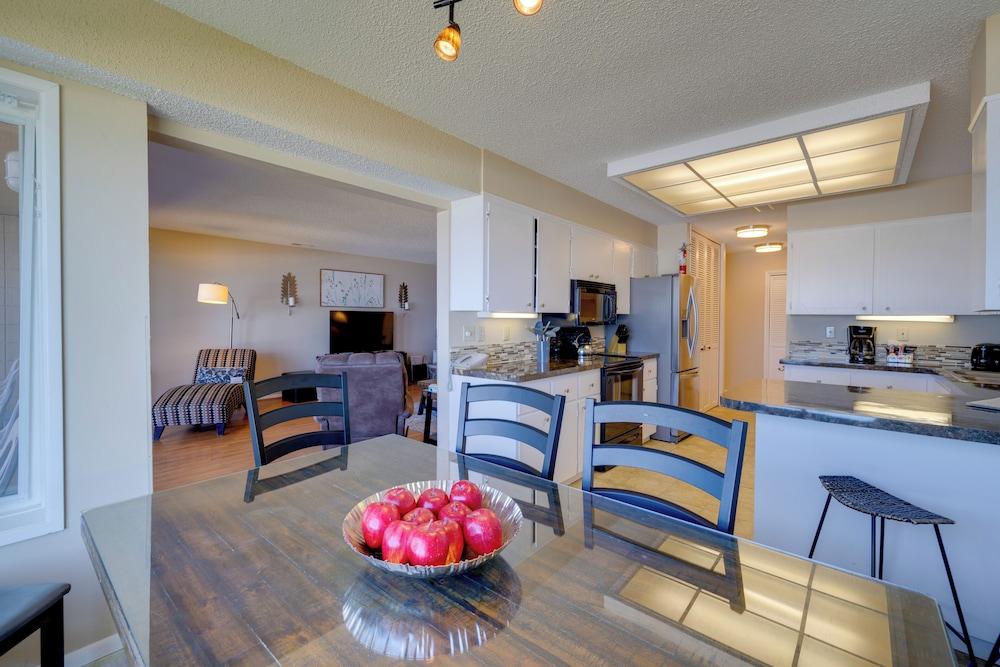 Resort Lincoln Condo w/ Ocean Views & Pool Access!