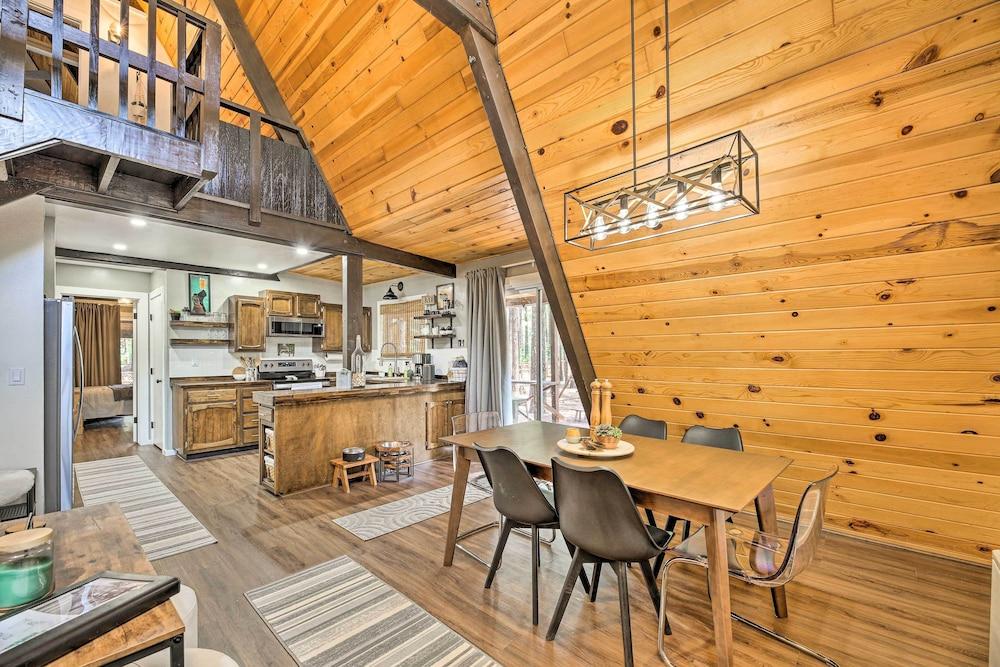 A-frame Pinetop Lakeside Cabin Under the Pines!