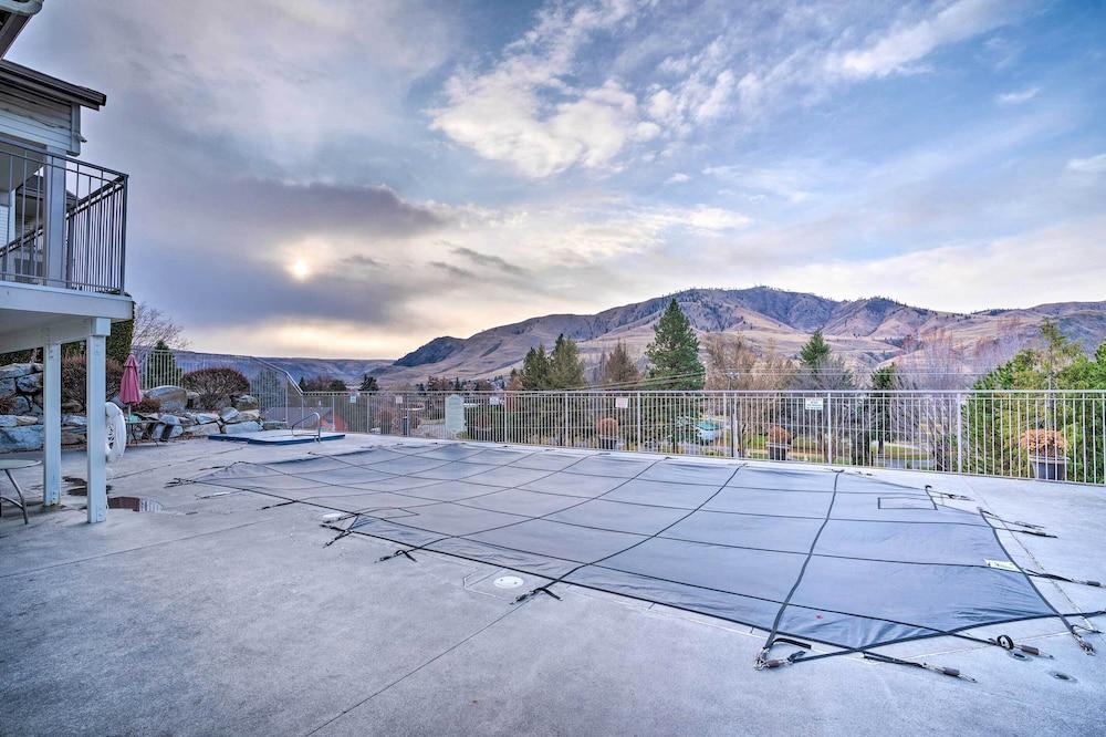 Chic Chelan Condo w/ Balcony, Walk to Lake & Dtwn!