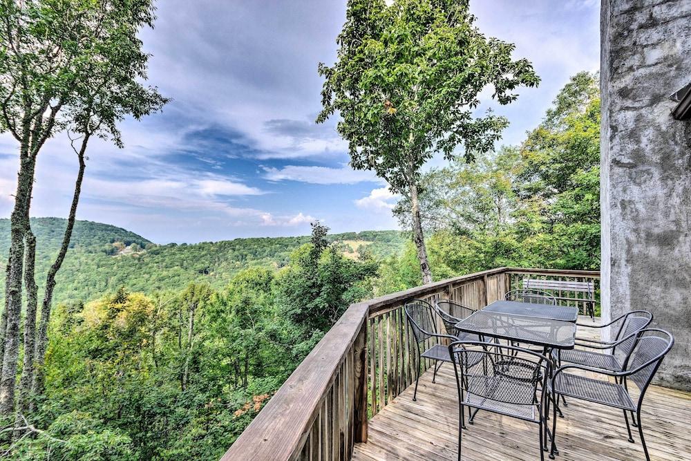 3 Mi to Beech Mtn: Treetop Cabin w/ Deck & Views