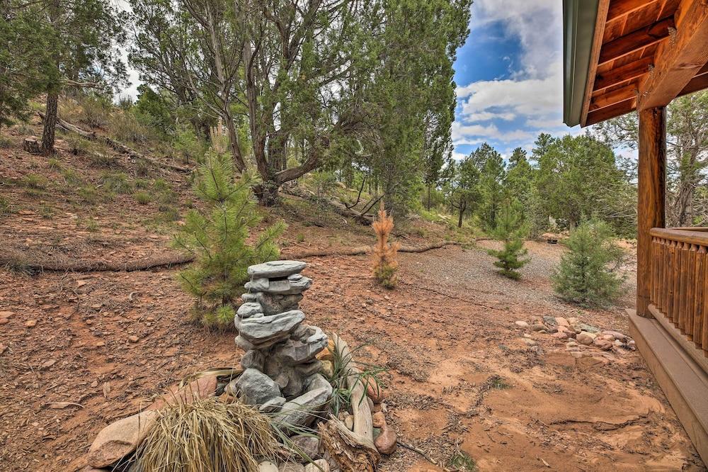 3 Mi to Fool Hollow Lake: Cozy Cabin w/ Deck