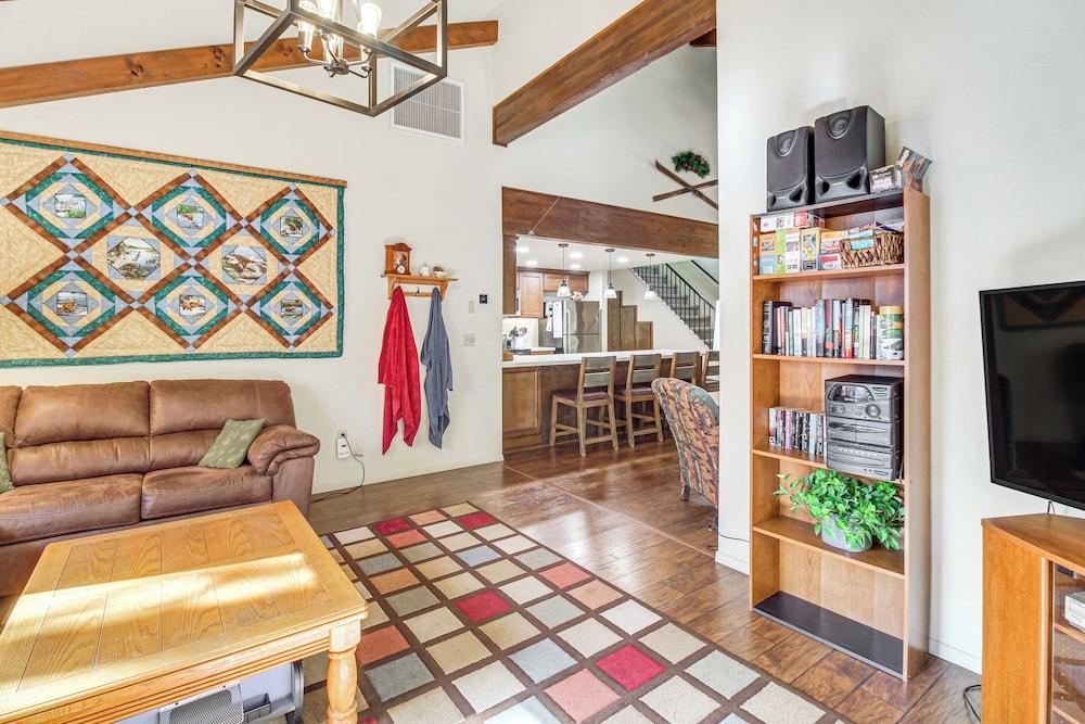 Spacious Cabin w/ Deck: 7 Mi to Show Low!