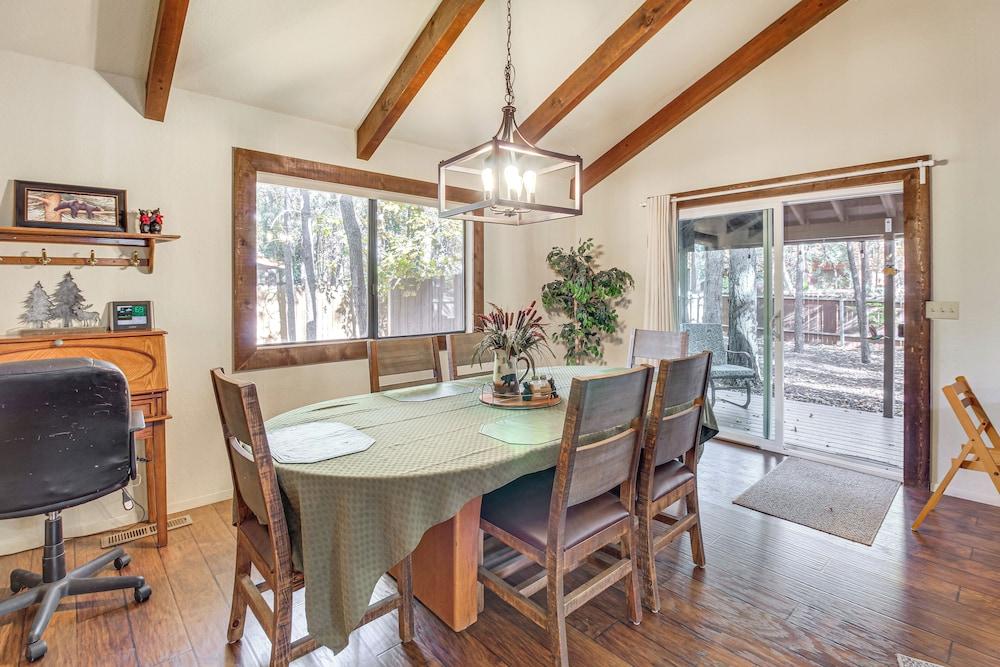 Spacious Cabin w/ Deck: 7 Mi to Show Low!