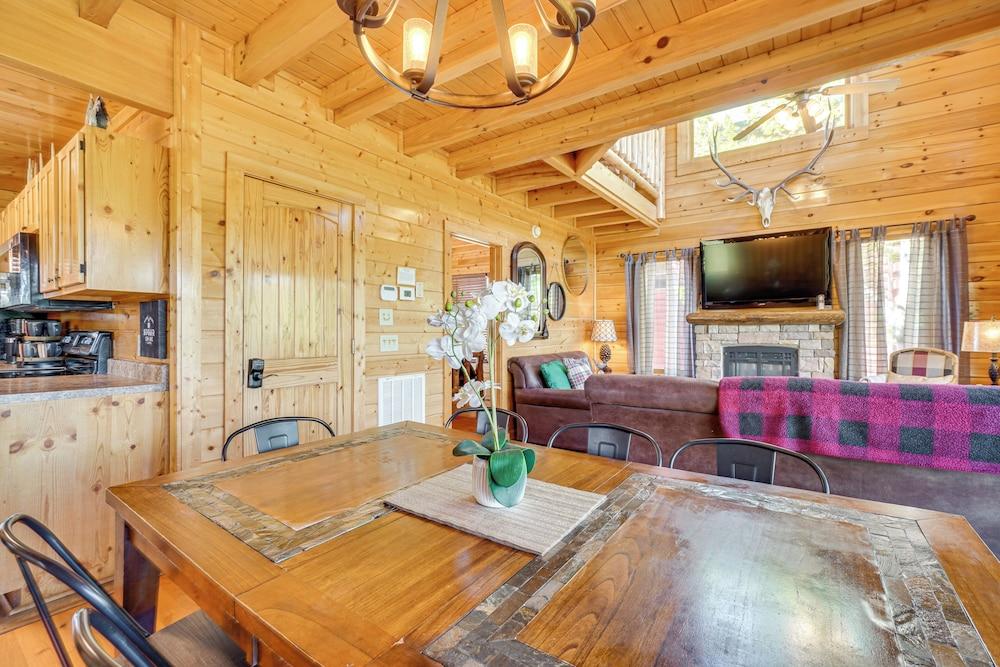 'mountain Dreams' Cabin: Hot Tub, Sauna & Views!