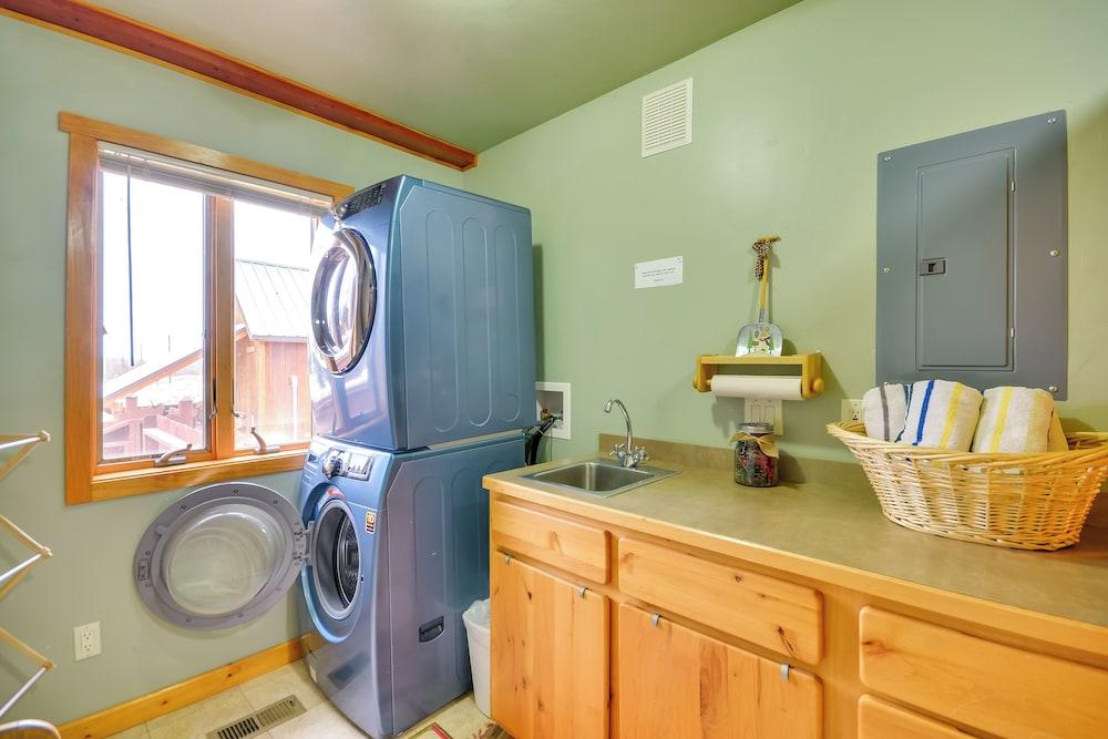 'off The Beaten Path' Cabin w/ Mtn Views & Hot Tub