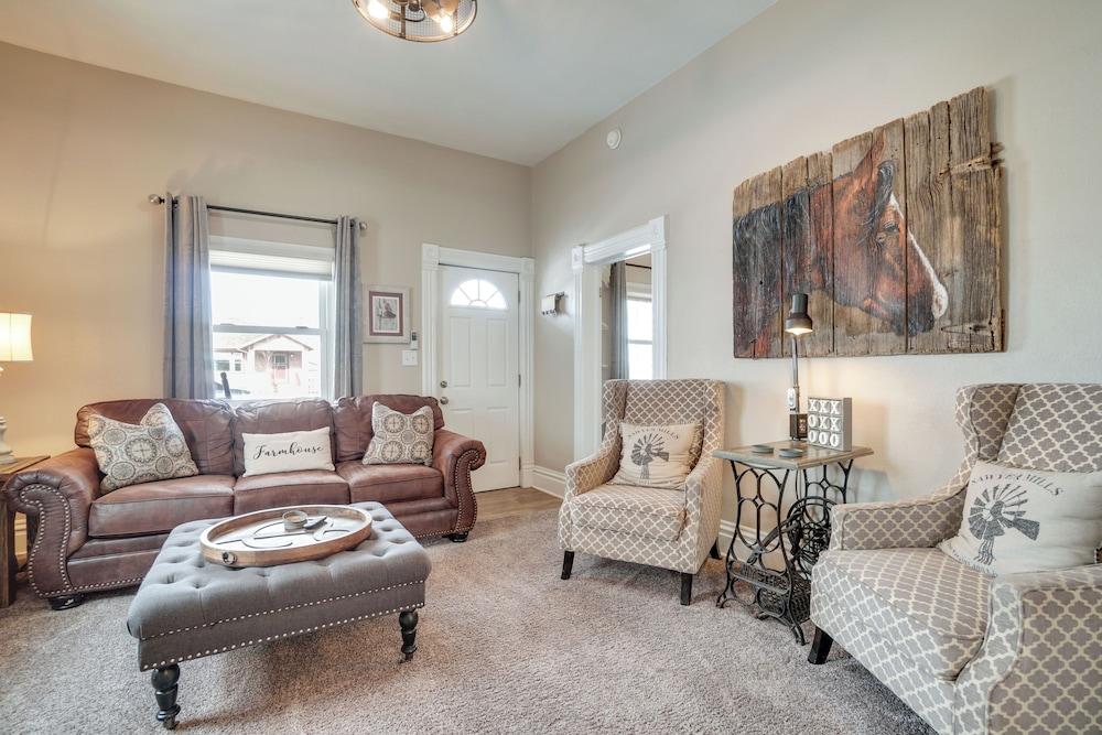 Walk to University: Dtown Laramie Home!