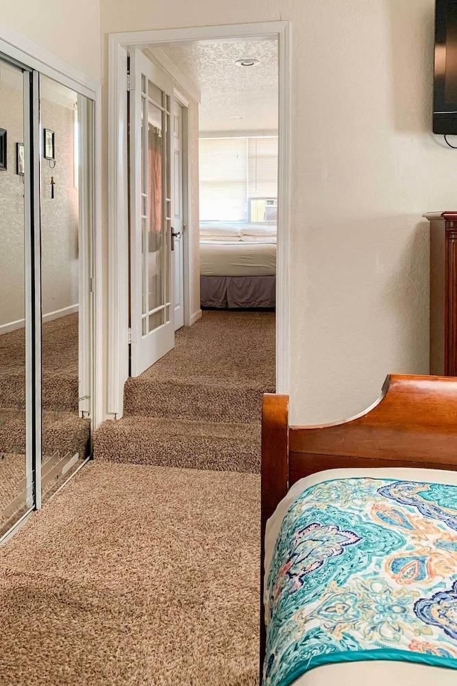 Private Deck & Dock: Home on Lake Hamilton!