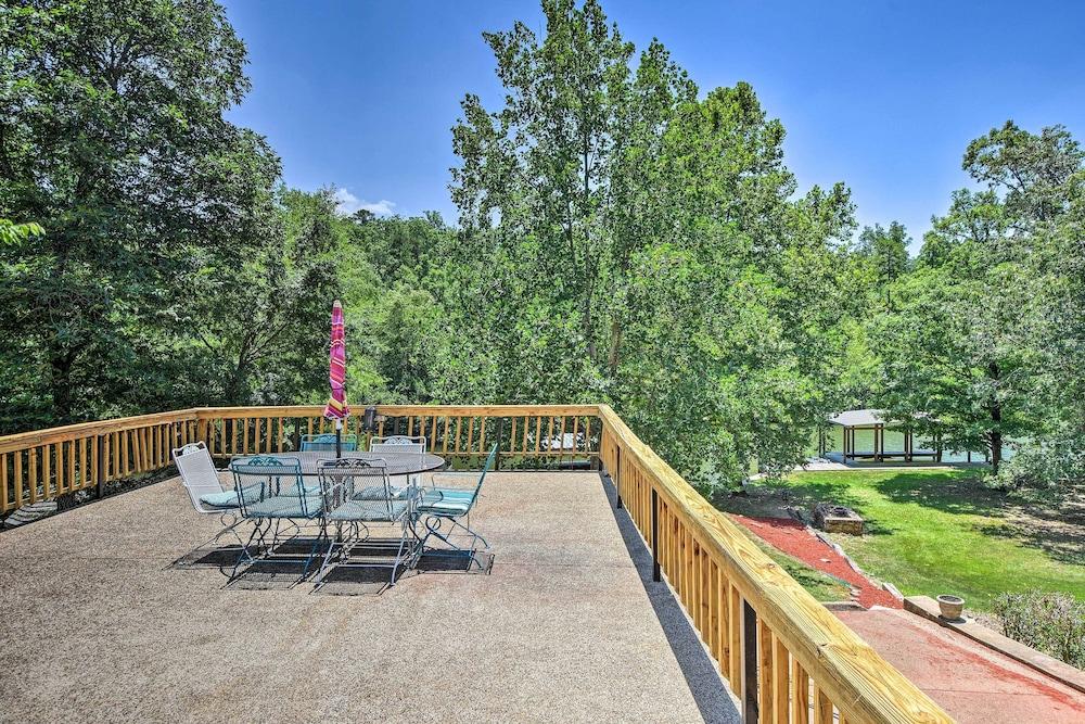 Private Deck & Dock: Home on Lake Hamilton!