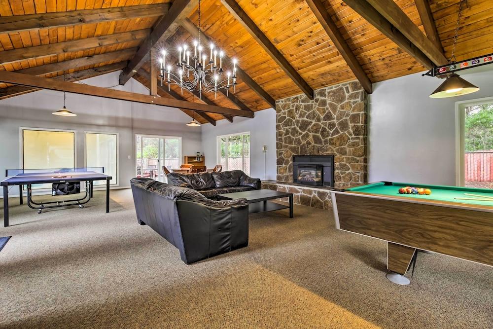 Lincoln Beach Condo w/ Balcony + Ocean Views!