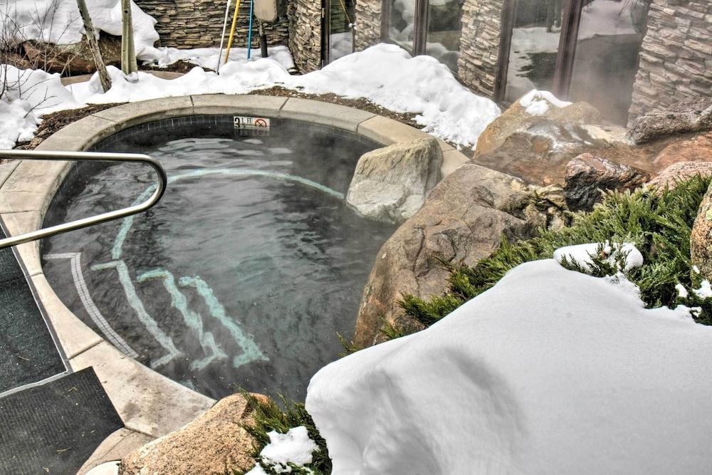 Ski Lovers Studio w/ Easy Pool + Hot Tub Access!
