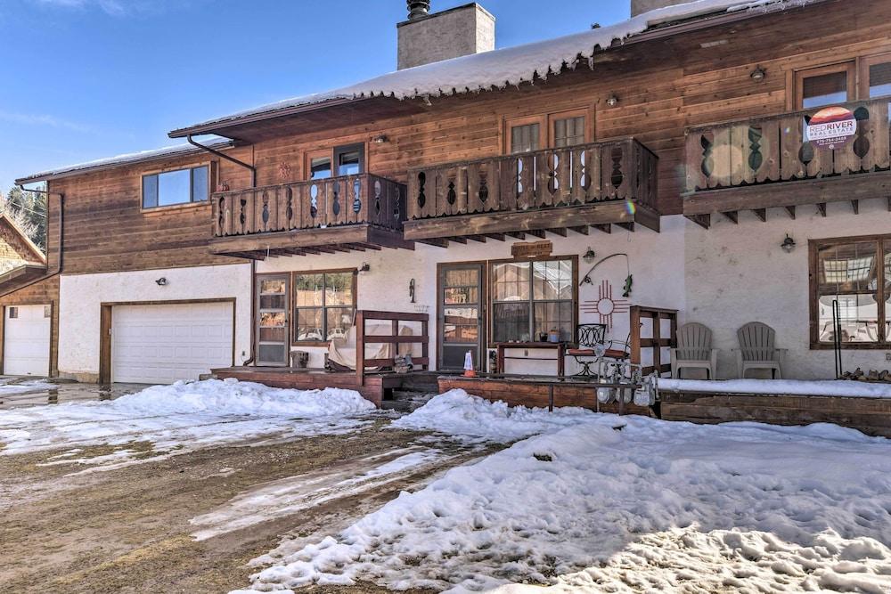 Downtown Red River Retreat w/ Mtn Views + Yard