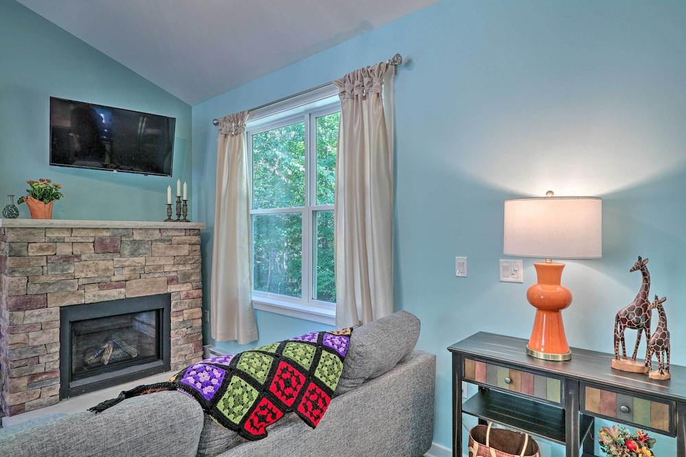 16 Mi to Ski Slopes! Creekside Poconos Cottage