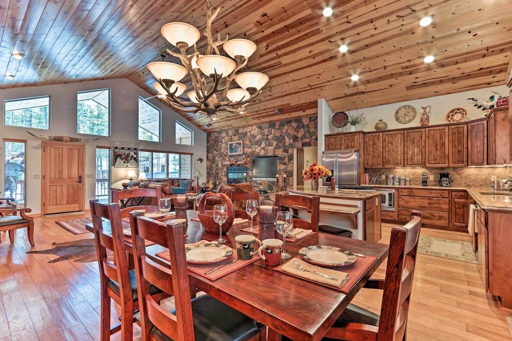 < 3 Mi to Pinetop Country Club: Luxe Cabin w/ Deck