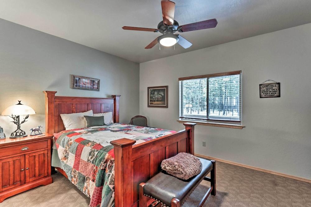 < 3 Mi to Pinetop Country Club: Luxe Cabin w/ Deck