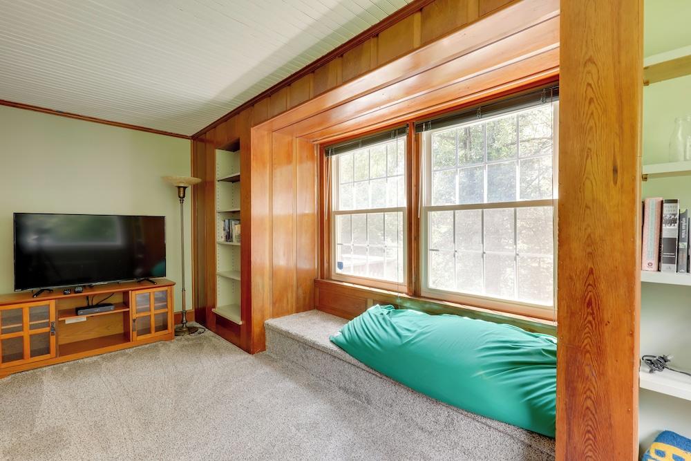 Franconia Escape on Half Acre w/ Fire Pit & Deck!