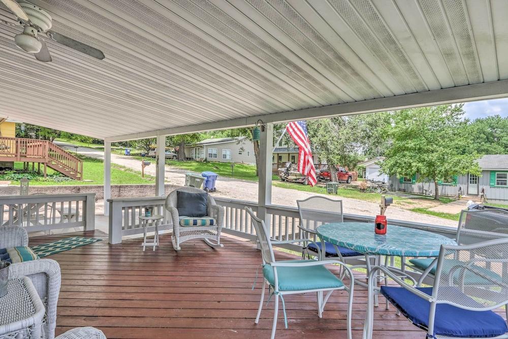 Steps to Lake: Cheerful Camdenton Cottage!