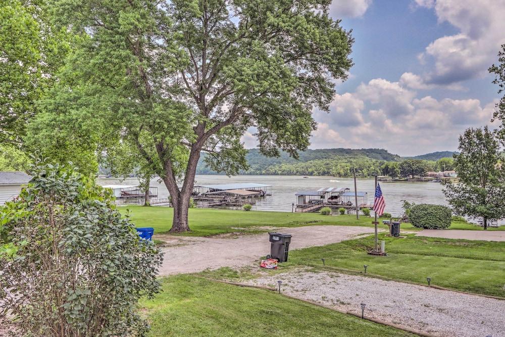 Steps to Lake: Cheerful Camdenton Cottage!