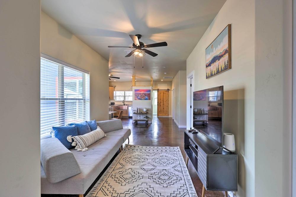 Modern Retreat: 3 Blocks to Dtwn Williams + Rte 66