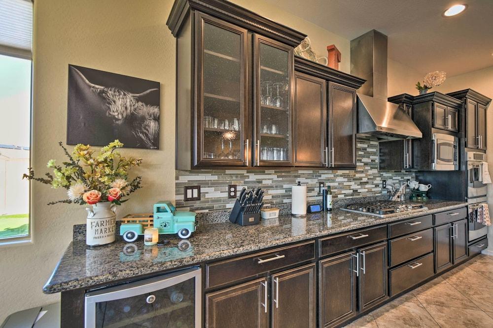 Pool, Fire Pit & Putting Green: Goodyear Retreat!