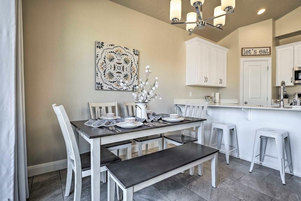 Washington Townhome w/ Patio + Resort Perks!