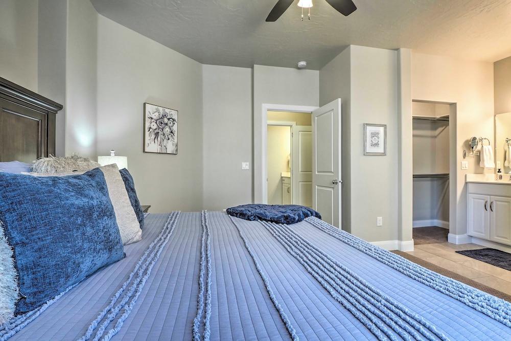 Washington Townhome w/ Patio + Resort Perks!