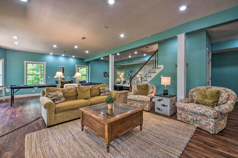 Luxe Lake Cumberland Retreat w/ Decks on 1 Acre!