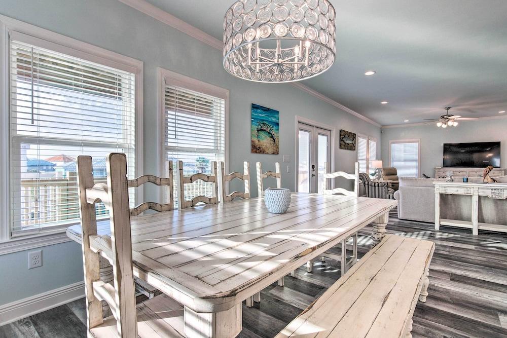 Luxe Stilted Home w/ Kayaks: Walk to Beach