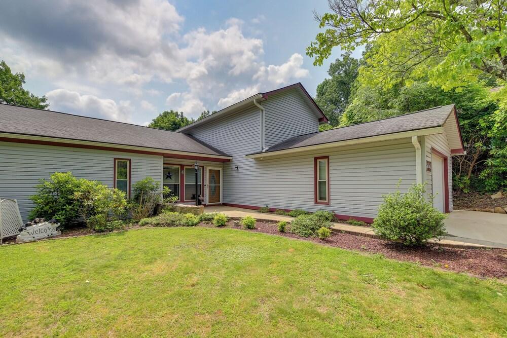 Deck & Stunning Mountain Views: Gatlinburg Home!