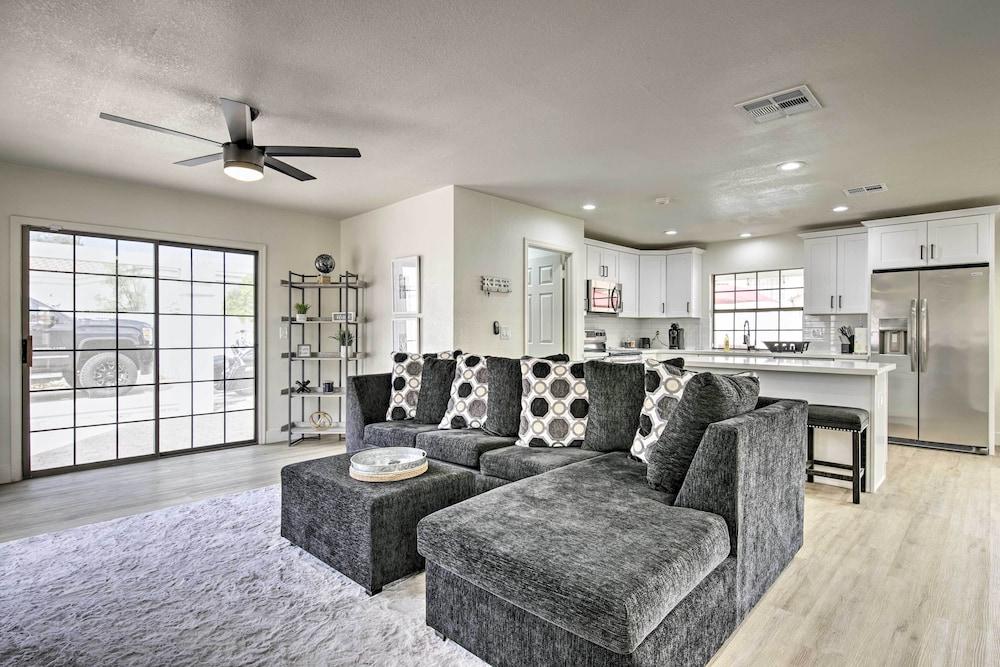 8 mi to Westgate: Family-friendly Glendale Home!