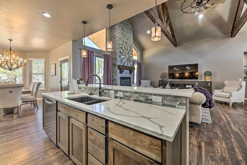 Hot Tub & Ponderosa Views! Luxe Cabin in Lakeside