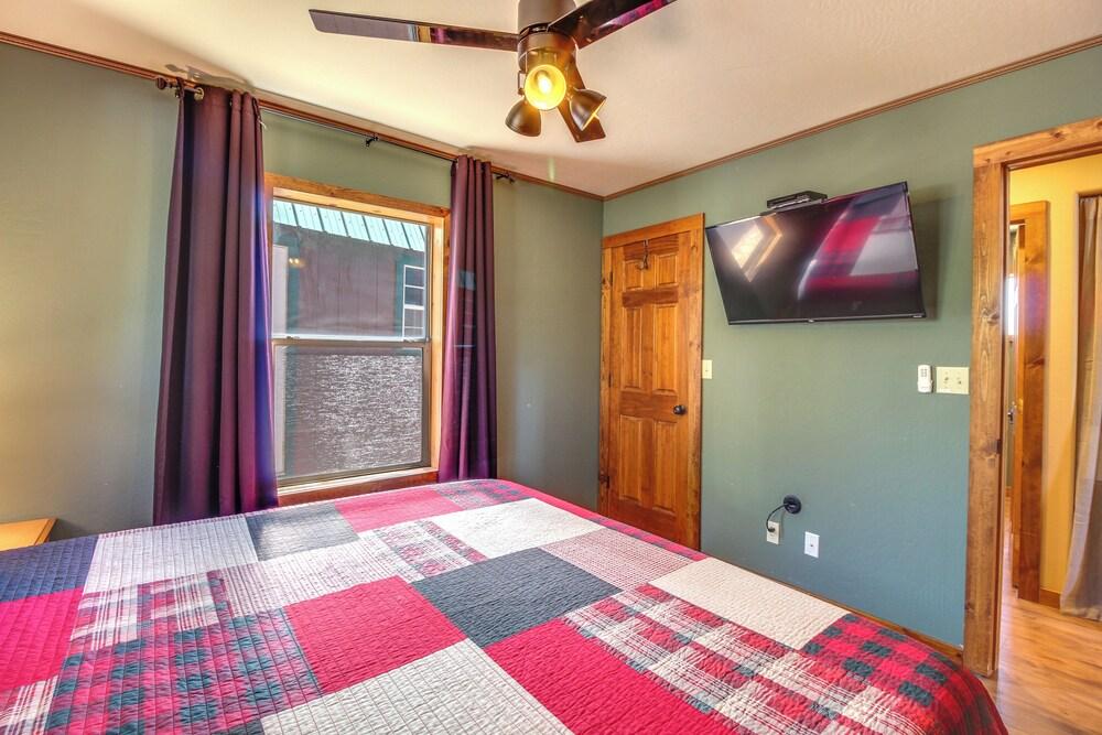 Mtn-view Hilltop Hideaway w/ Deck in Show Low