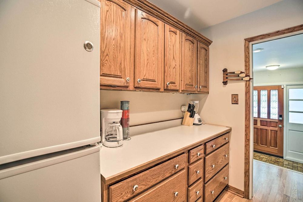 Spacious Family Glenwood Estates Home w/ Hot Tub!