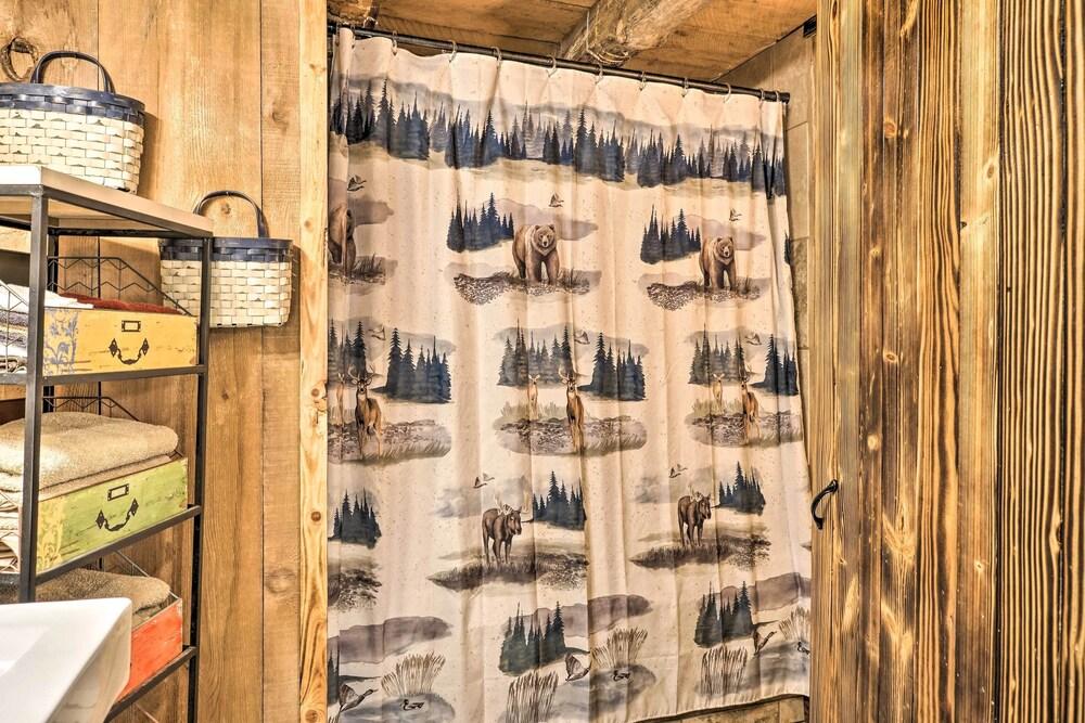 Peaceful Log Cabin Escape Near Table Rock Lake!