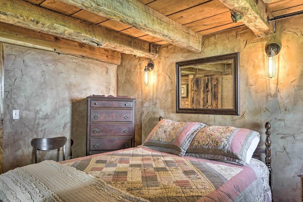 Peaceful Log Cabin Escape Near Table Rock Lake!