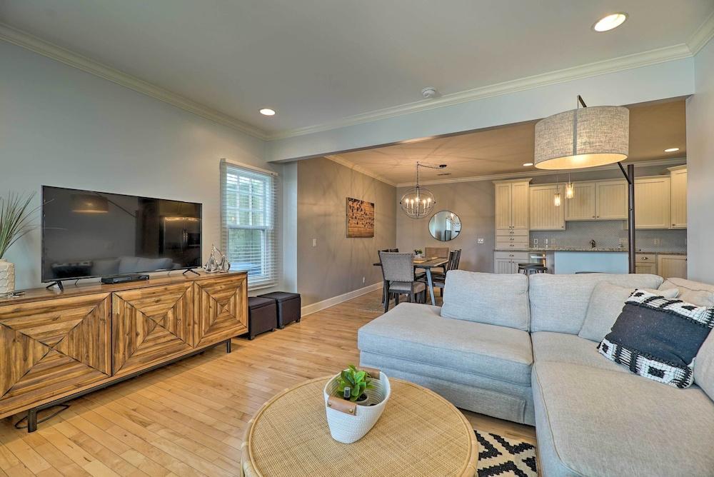 Grand Haven Condo: Walk to Lake + Pool Access!