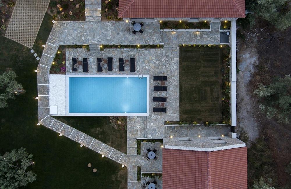 Lichnos Luxury Suites Stoa