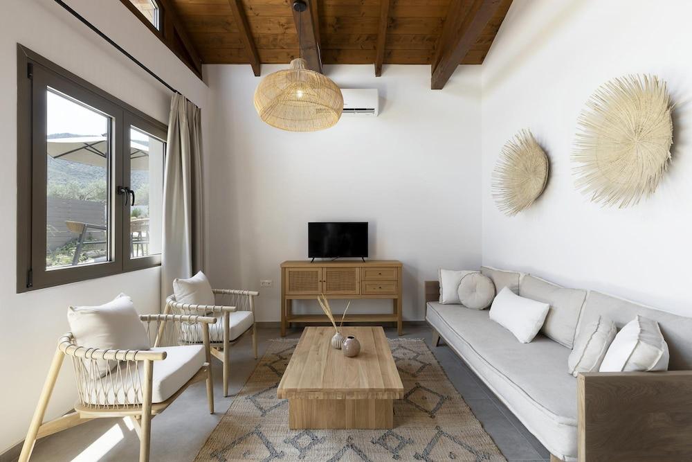 Lichnos Luxury Suites Stoa