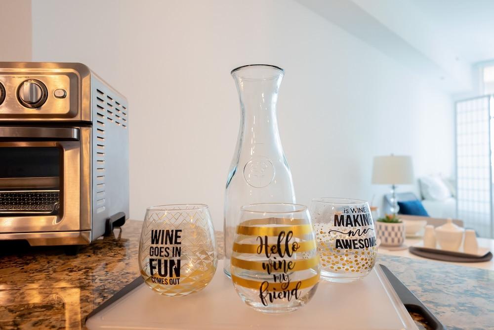 314s Nautical Beach Suite - 2 Beds!, Pools, Jacuzzi, Beach, Shops & Dog Friendly